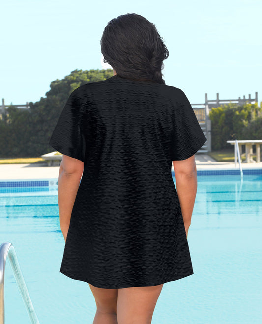 BACK VIEW OF AQUAMORE SOLID TEXTURED CAP SLEEVE BUTTON UP PLUS SIZE COVER UP TUNIC | 017 AQM TEXTURED BLACK